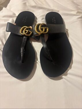 Gucci Black Leather GG Logo Toe-Post Sandals